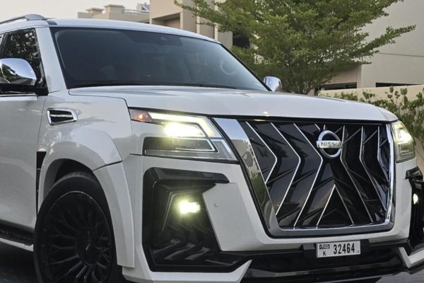 Nissan-Patrol-Platinum-v8-2023-feher-7-szemelyes-autoberles-dubai-1.jpg